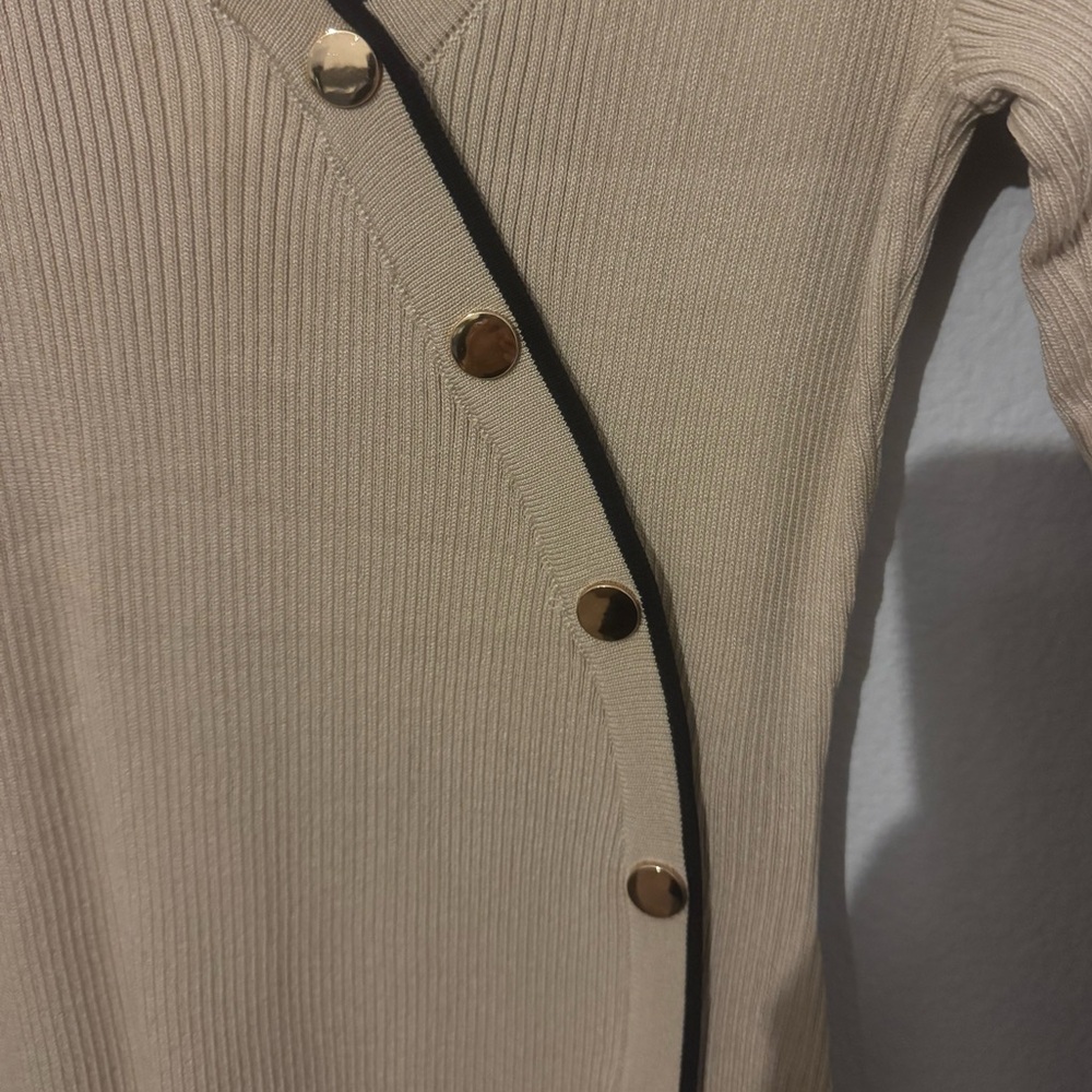 Ribbed Knit Midi Dress. Beige Black Trim Gold Button Front Long Sleeve. NWT. - Picture 4 of 5